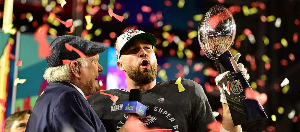 Travis Kelce feiert mit der Lombardi Trophy. (Foto by Phil Ellsworth / ESPN Images)